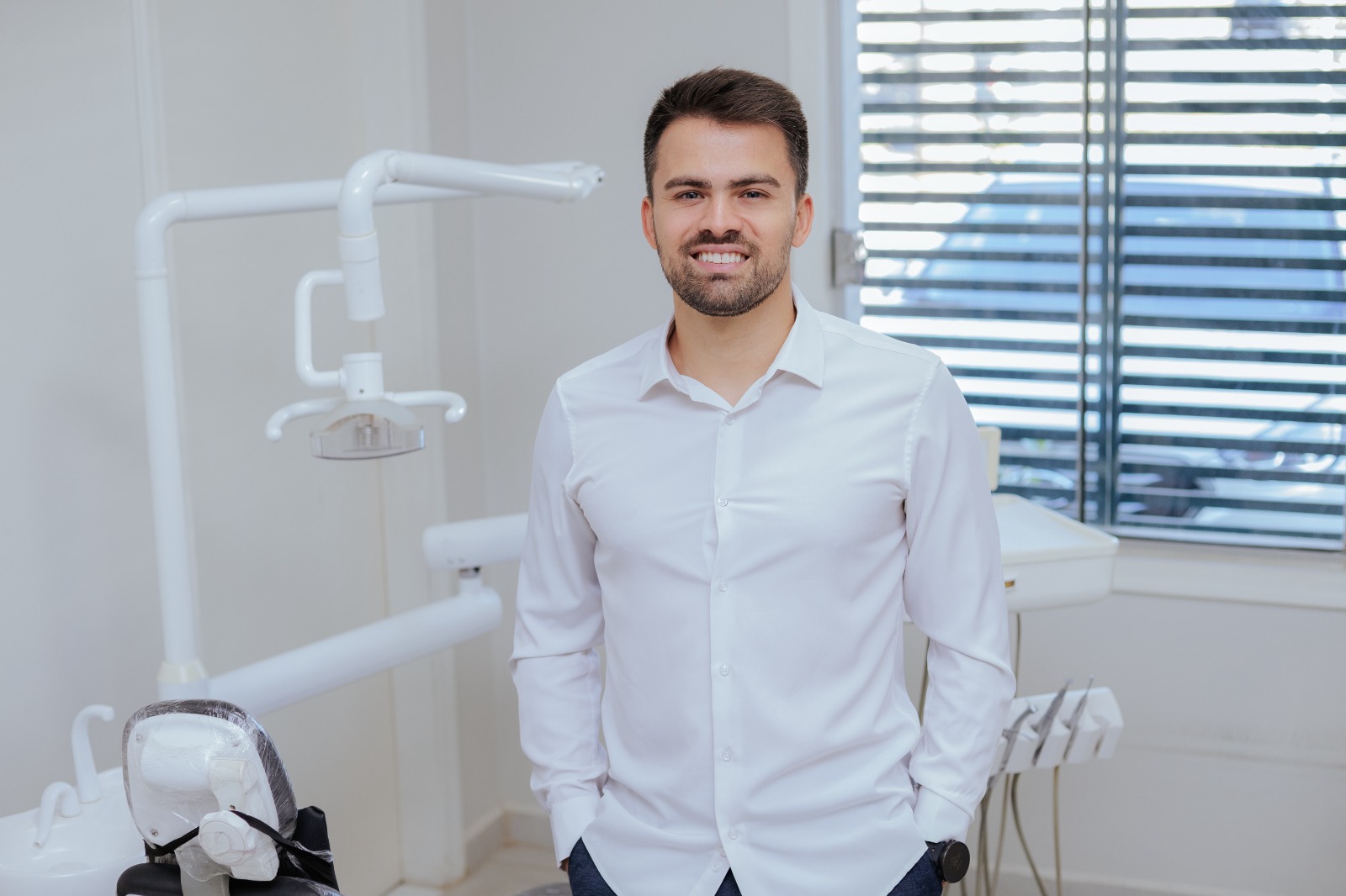 Equipe odontológica analisando um exame em conjunto